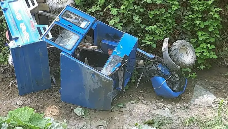 Pat Pat Kontrolden Çıktı: Dereye Devrilen Araçta İki Kişi Yaralandı