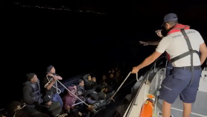 Çeşme'de Denizdeki Kaçak Göçmenlere Zamansında Müdahale: 42 Kişi Kurtarıldı!