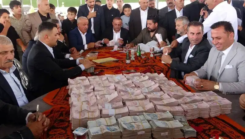 Aşiret Düğünü Görkemli Bir Takı Töreniyle Tamamlandı