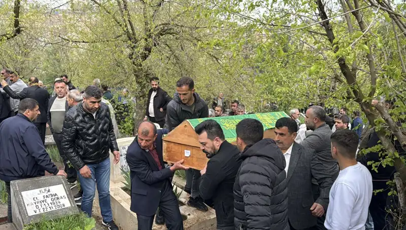Karabük'te Trafik Kazasında Hayatını Kaybedenler Diyarbakır'da Toprağa Verildi