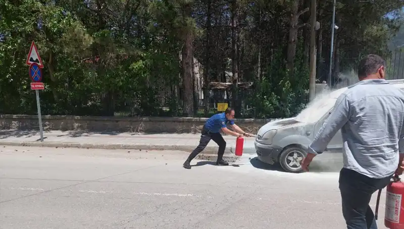 Emniyet Binası Önünde Yangın Paniği: Araç Alev Alev Yandı