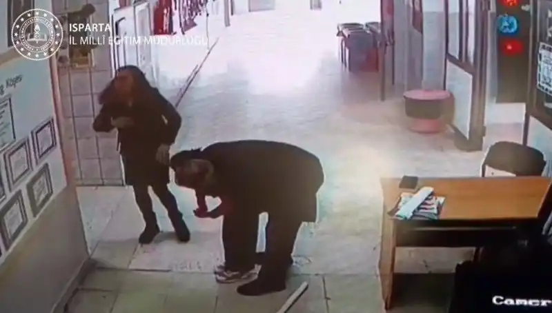 Hayat Kurtaran Eğitim: Öğretmen Heimlich Manevrası ile Öğrencisini Kurtardı