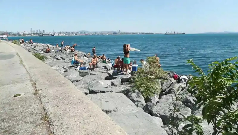 Hava Isındı, İstanbul'un Plajları Brezilya'yı Aratmıyor!