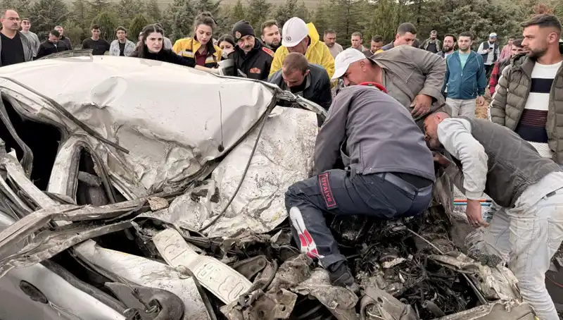 TIR ile Çarpışan Temizleme Aracı Kağıt Gibi Ezildi: Hayatını Kaybeden Var mı?