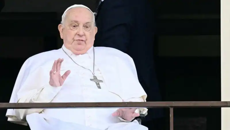 Papa Francis, Hastaneden Çıktı: Sağlığına Dair İlk Görüntü