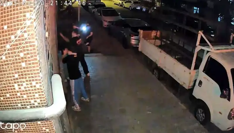 Abinin Selamıyla Tartışma Sırasında Saldırı: Etek Giydirip Darp Edildi!