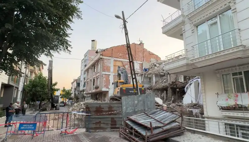 Yıkım Çalışmaları Sırasında Elektrik Kabloları Kopunca Sokaklar Karanlığa Gömüldü