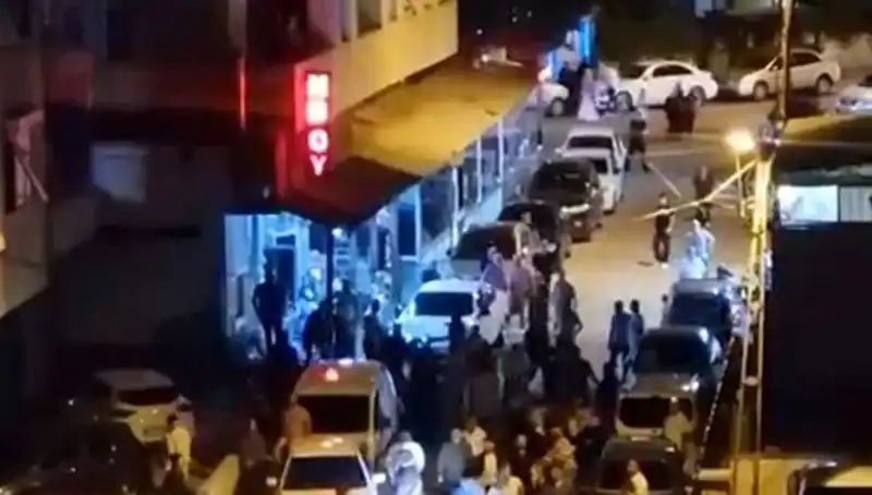 Düğün Kutlamasında Sıra Dışı Olay: Gelin Arabasıyla Kalabalığa Daldı