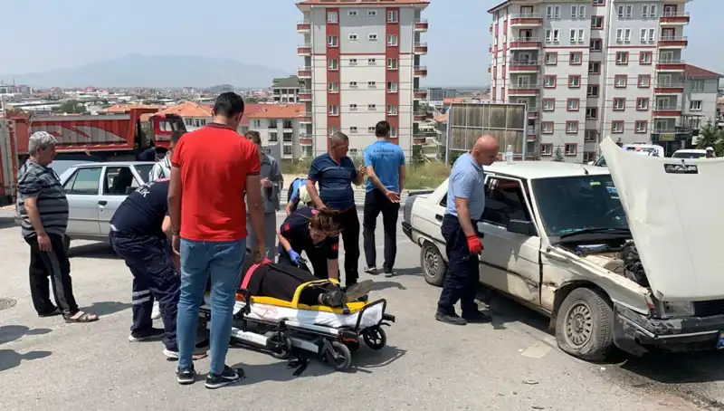 Kavşakta Çarpışma: İki Araç, İki Yaralı ve Kaotik Anlar!