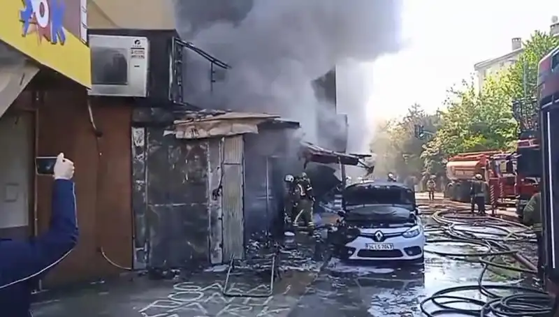 Ümraniye'deki Hediyelik Eşya Dükkanında Korkutan Yangın: Olayın Sebepleri Araştırılıyor