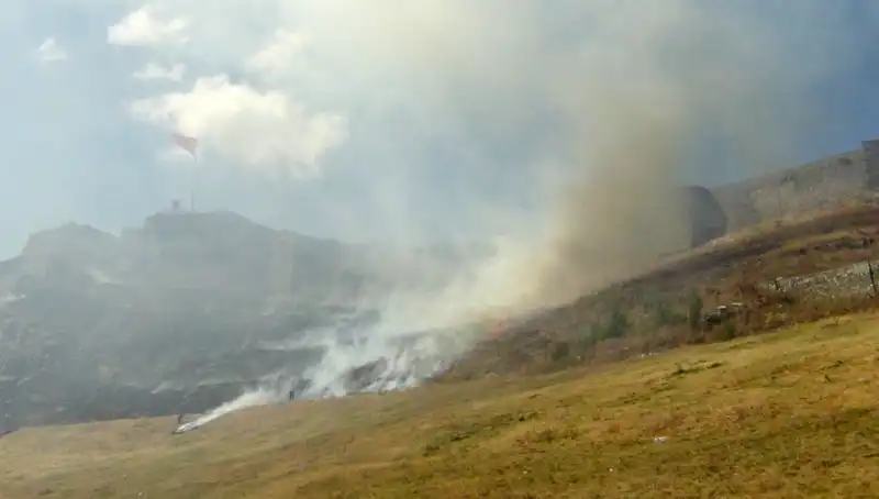 Kars Kalesi’nde Korkutan Anız Yangını: Doğaya Zarar Veren Paniğin Ardından