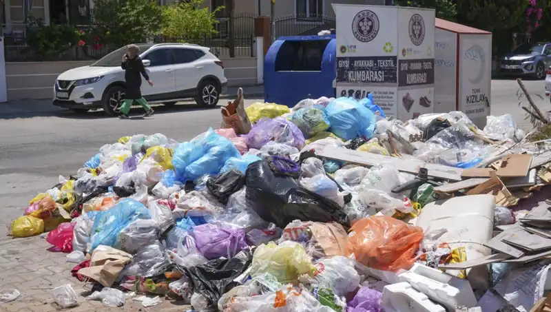 İzmir'in Cadde ve Sokaklarında Çöp Yığınları Sonunda Harekete Geçildi!