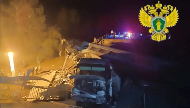 Rusya'da Feci Kaza: Demiryolu Köprüsü Trenin Üzerine Düştü, Can Kayıpları Var!