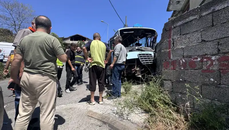 Minibüs Kazası Yerel Halkı Tedirgin Etti: 14 Yaralı!