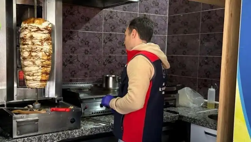 Tavuk Döner Alarmı: Yerel İşletmelere Peş Peşe Baskınlar Düzenleniyor