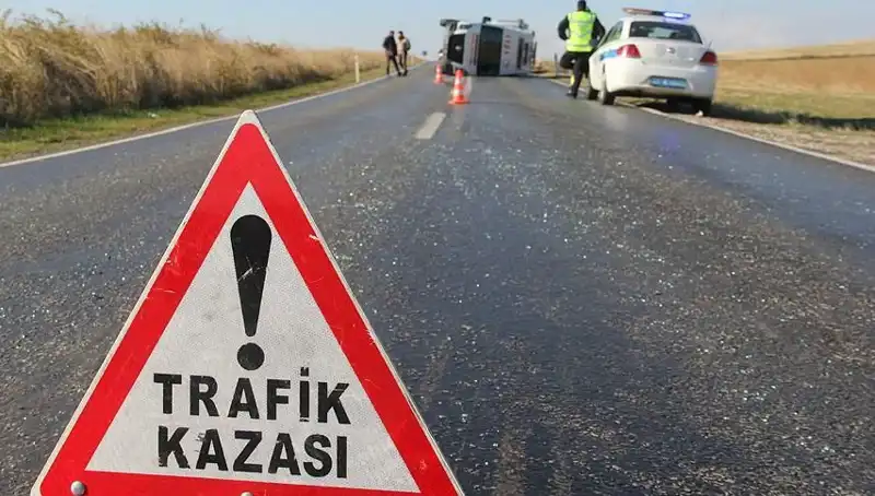 Otomobil Servis Minibüsüne Çarptı: 8 Yaralı, 6'sı Çocuk!