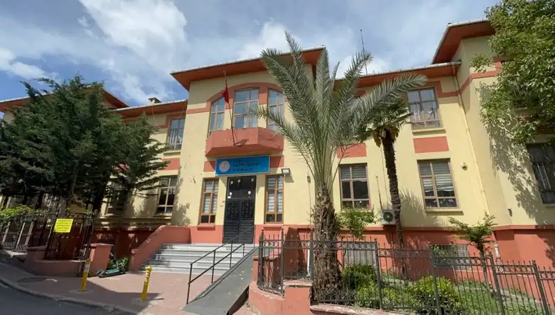 Depremde Hasar Gören Okullar Boşaltıldı: Veliler Endişe İçinde