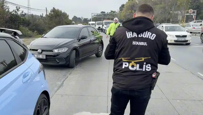 Yolda Suçu Bulan Sürücünün Emniyet Şeridi İhlali Olayı Şok Etti
