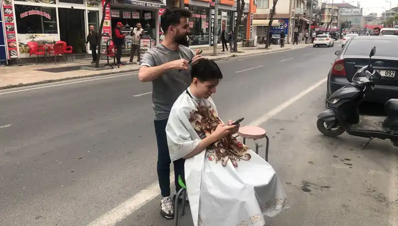 Deprem Anında Yarım Kalan Tıraşını Sokaklarda Tamamladı!