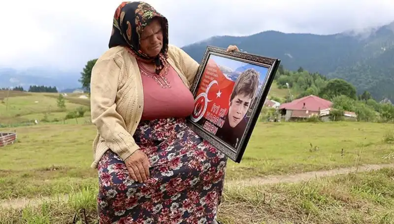 Eren Bülbül'ün Annesi için DEM Parti'den Duygu Dolu Bayram Kutlaması