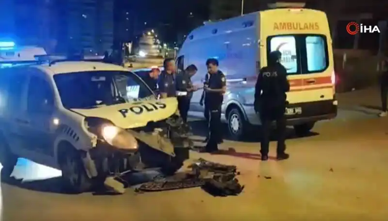 Ankara’da Trafik Kazası! Hafif Ticari Araç Polis Aracına Çarptı
