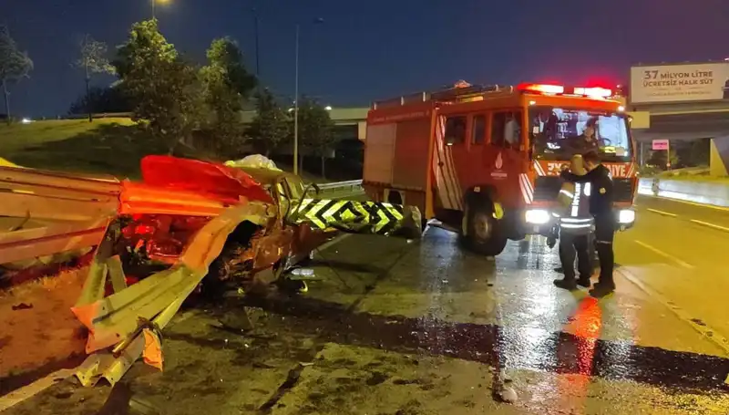 Bariyer Otomobile Saplandı, Sürücü Hastaneye Kaldırıldı!