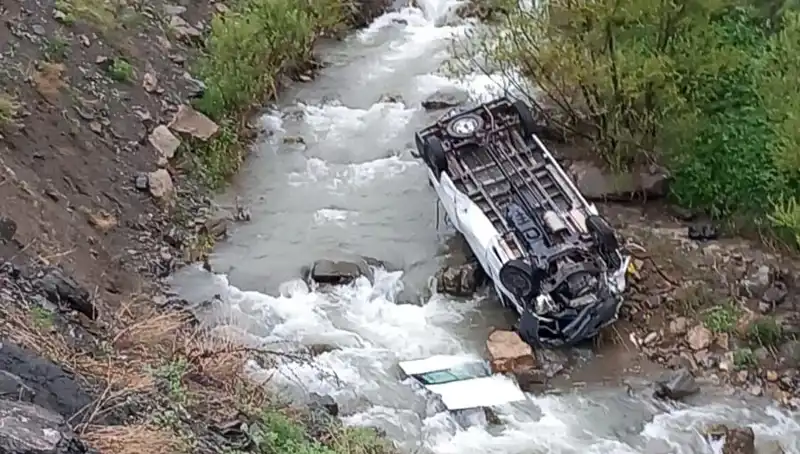 Hakkari'de Minibüs Devrildi: Derede Can Pazarı ve Üzücü Bilançolar