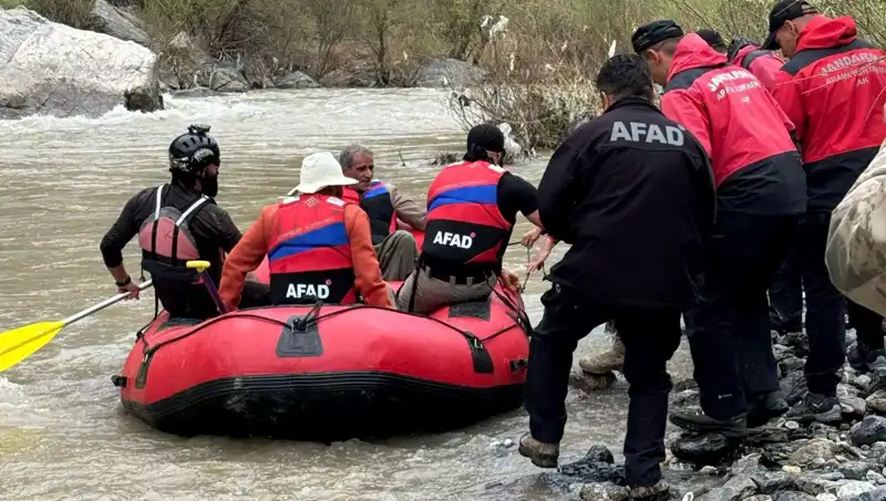 Zap Suyu Kenarında Mahsur Kalan Dört Kişi Acil Kurtarıldı