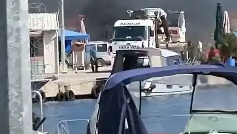 Tuzla'da Balıkçı Barınağında Çıkan Lastik Yangını Korkuttu