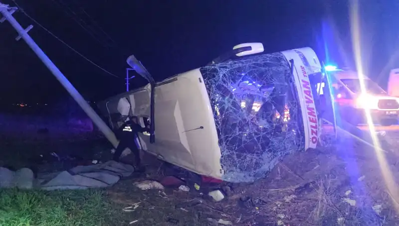 Van'da Yolcu Otobüsü Devrildi: 28 Kişi Yaralandı, Sevk Edildikleri Hastanede Tedavi Altına Alındı