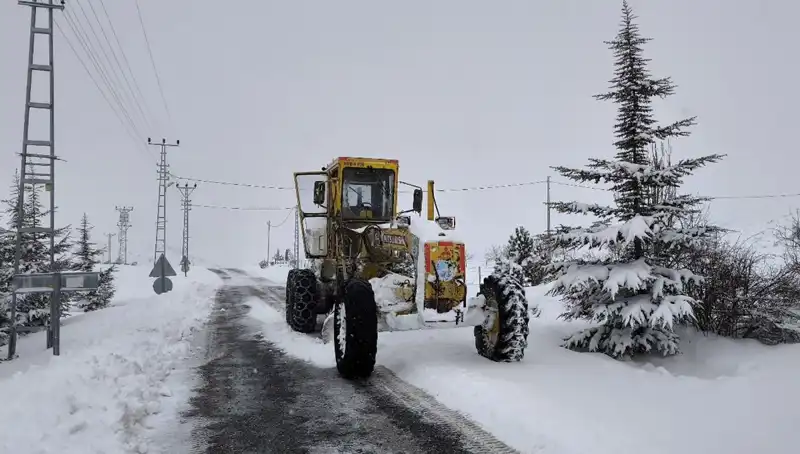 Kayseri'de Kışın Zorluğu: Kardan Kapanan Yollar Yeniden Açılıyor