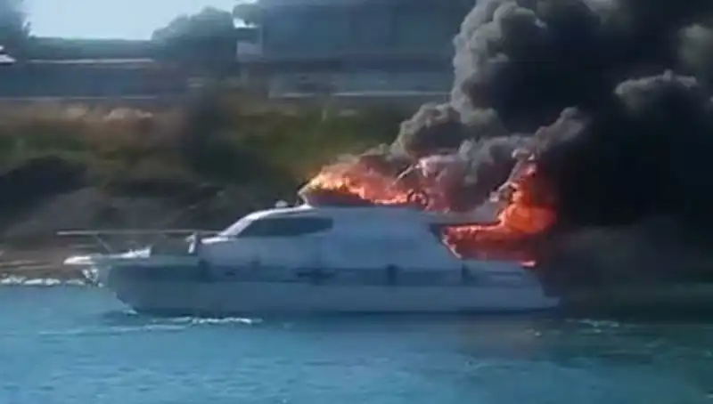 Çeşme Marina’da Motoryat Alev Alev Yandı: Yangının Nedeni Ne?