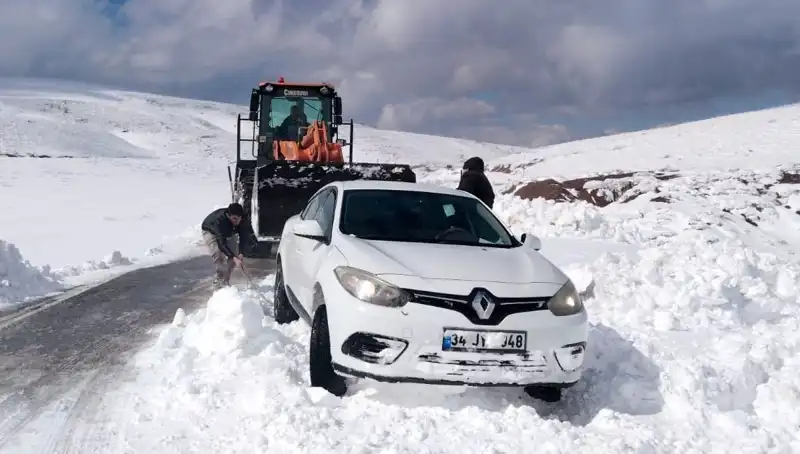 Muş'ta Kar Fırtınası: Mahsur Kalan 60 Kişi Kurtarıldı!