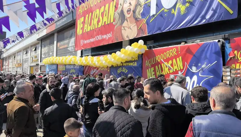 Bursa’da İndirim Çılgınlığı: Alışveriş Severler Mağazalara Akın Etti!