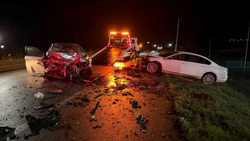 Çanakkale’de Korkunç Kaza: İki Otomobil Çarpıştı, 3 Kişi Hayatını Kaybetti