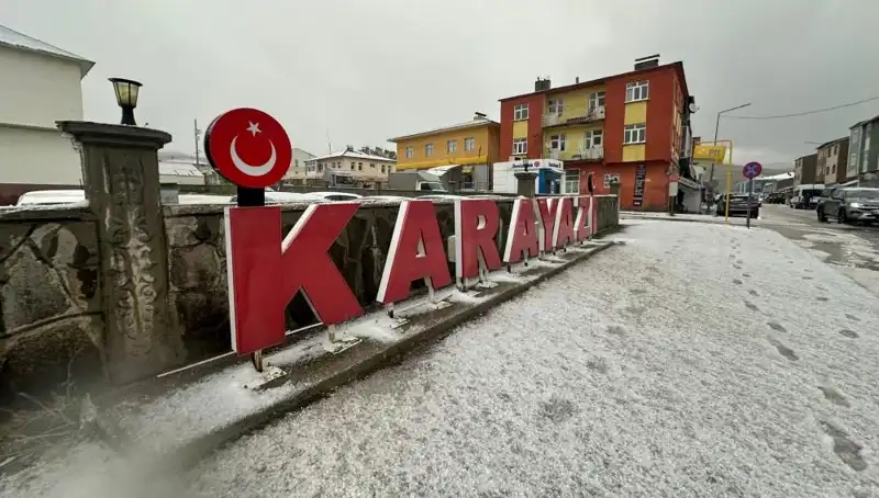 Temmuzda Aniden Yağan Kar, Sürücüleri Şaşırttı: Yollar Beyaza Büründü