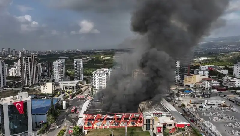 Mersin'de Fabrika Yangını Korku Dolu Anlar Yaşattı, TOMA Devreye Girdi!