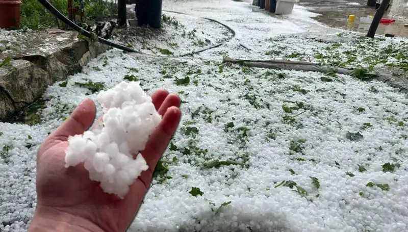 Haziran’da Dolu Sürprizi: Şehir Beyaza Büründü, Vatandaş Dondurucu Soğuğu Yaşadı