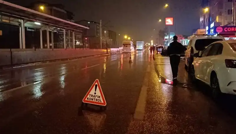 Bursa'da Kaza Sonrası Güvenlik Önlemi Alan Polisi Vuran Kamyonetin Şok Edici Anları