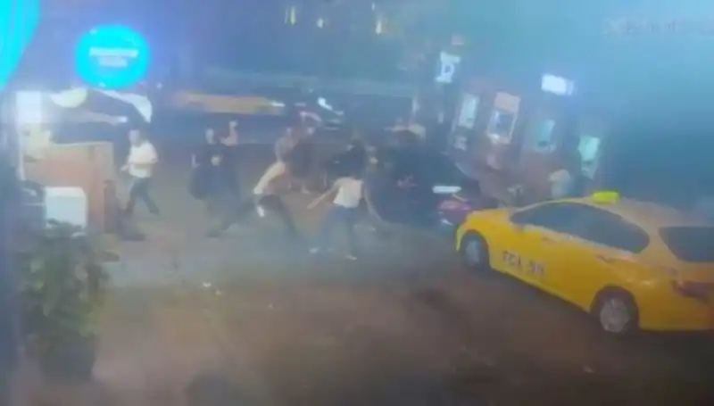 Beyoğlu'nda Sokak Kavgası: Kanlı Olay Güvenlik Kameralarına Yansıdı