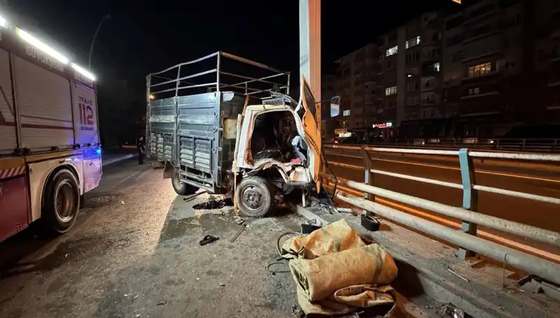 Kamyonet Yön Tabelasına Çarpınca Sürücü Yaralandı: Olay Anı Anbean