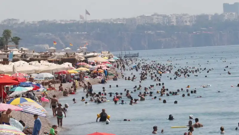 Antalya'da Deniz Suyu Sıcaklığı Rekor Kırıyor: Yaz Havası Devam Ediyor!