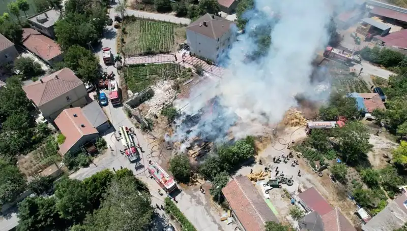 Arnavutköy'de Büyük Yangın: Saman Balyaları Kül Oldu!