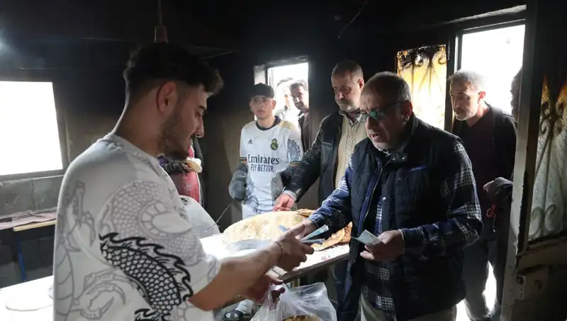 Yerel Fırından Ekmek Almak İçin 7 Kilometre Yürüyorlar!