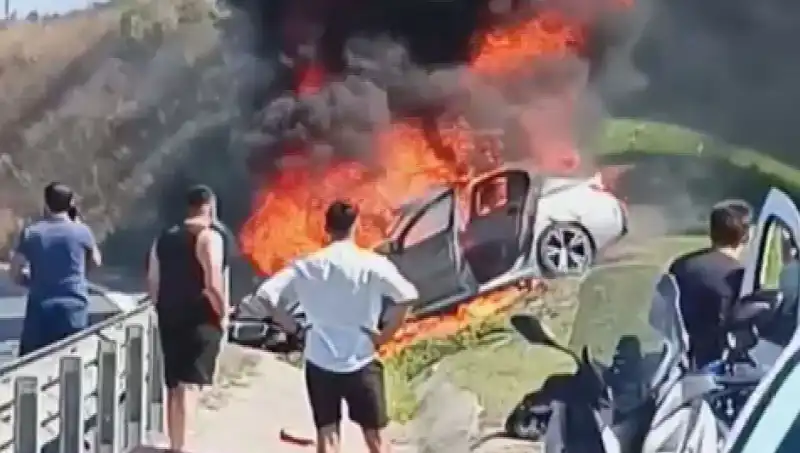 TEM Otoyolu'nda Otomobil Yangını: Yolcu ve Şoför Sağ Kurtuldu
