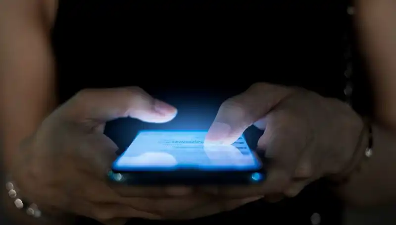 Narsisizmin Gizli Belirtisi: Telefon Kullanım Alışkanlıkları Üzerine Çarpıcı Bulgular