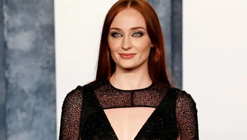 Sophie Turner, Game of Thrones Yıldızı, Üzerine Yapılan Yorumlara Tepki Gösterdi