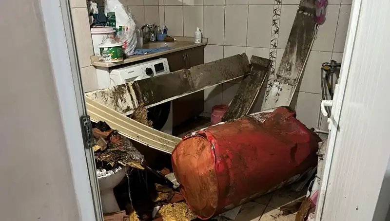 Ege Bölgesi Fırtınanın Pençesinde: Ağaçlar Devrildi, Cadde ve Sokaklar Beyaza Büründü