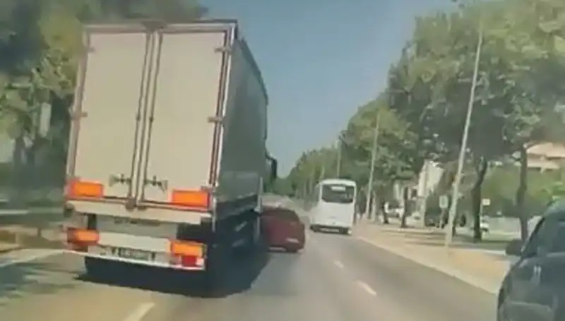 Bursa'da Kör Noktada Yaşanan Kaza Fırtınası: Güvenlik Önlemleri Yetersiz mi?