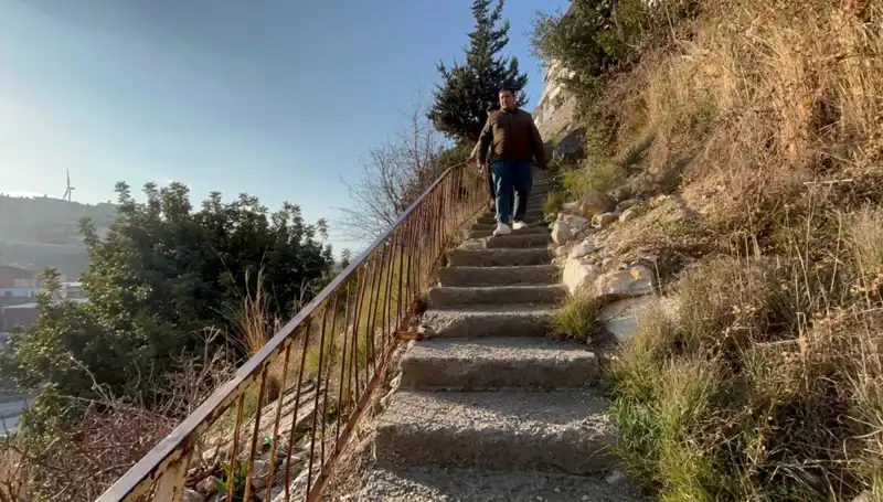 Uçurum Kenarındaki Gizemli Evler: 107 Basamaklı Merdiven Macerası